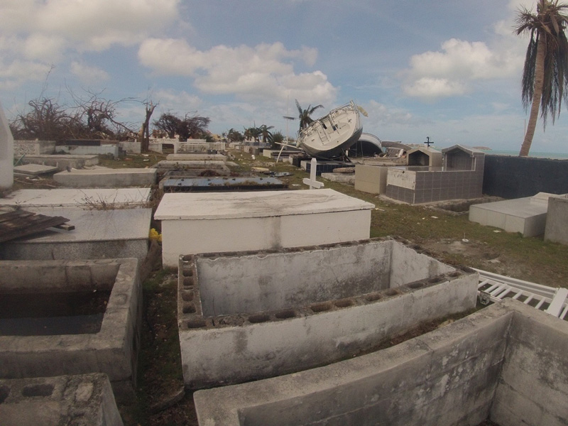 Velero en cementerio tras el huracán Irma