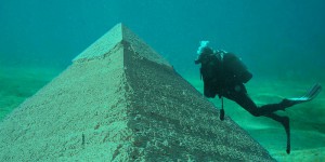 Pirámide submarina
